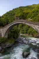 Foto gratuita hermosa vista del puente capturado en la aldea arhavi kucukkoy, turquía