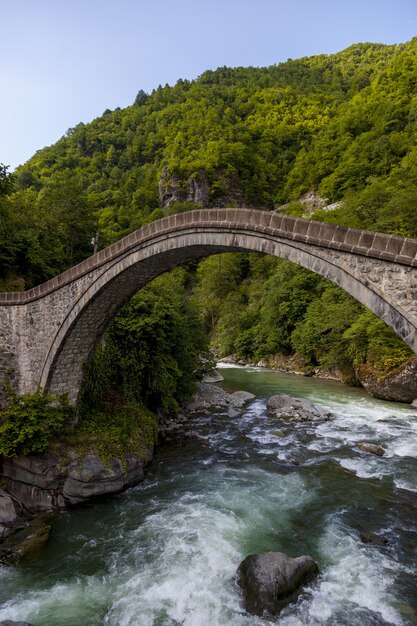 Hermosa vista del puente capturado en la aldea Arhavi Kucukkoy, Turquía