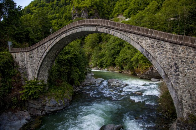 Hermosa vista del puente capturado en la aldea Arhavi Kucukkoy, Turquía