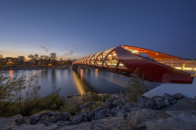 Foto gratuita hermosa vista del puente de la paz sobre el río capturado en calgary, canadá