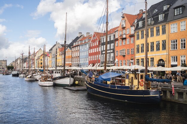 Hermosa vista del puerto y los coloridos edificios capturados en Copenhague, Dinamarca