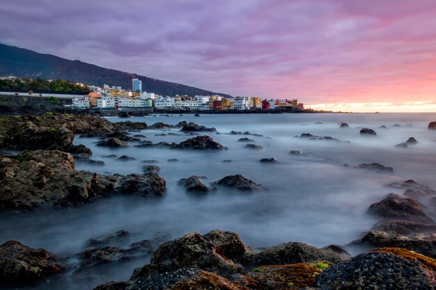 Hermosa vista del Puerto de la Cruz, Islas Canarias al atardecer