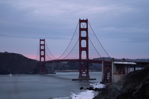 Foto gratuita hermosa vista de la puesta de sol del puente golden gate ee.uu.