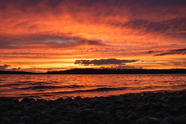 Hermosa vista de la puesta de sol sobre el mar