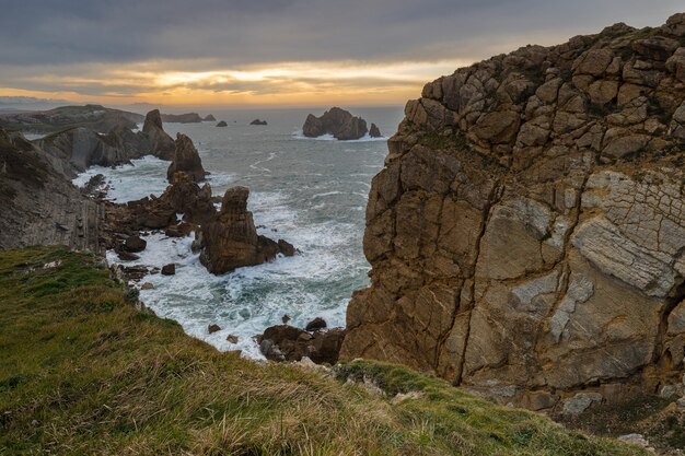 Hermosa vista de la puesta de sol en los Urros de Liencres, Cantabria, ESPAÑA