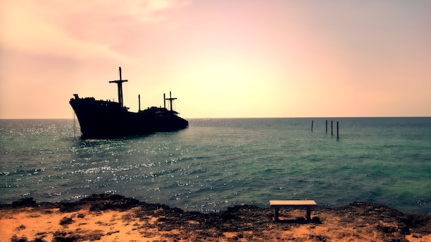 Hermosa vista de los restos del barco griego por la playa en la isla de Kish, Golfo Pérsico, Irán