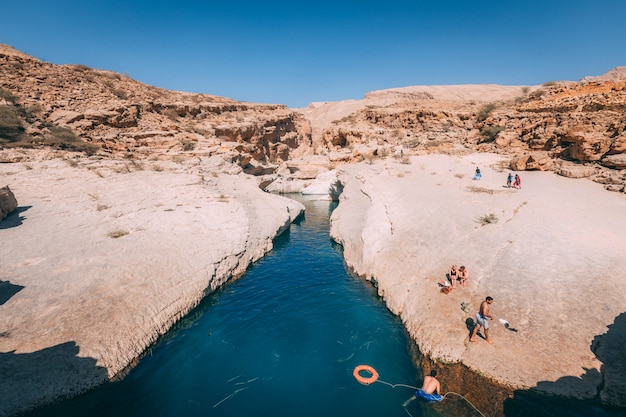 Hermosa vista de un río que atraviesa las montañas bajo el cielo azul