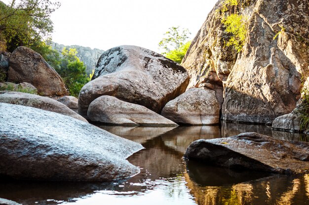 Hermosa vista del río, rocas en el cañón