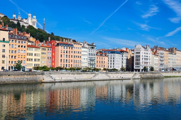 Hermosa vista del río Saona en la ciudad de Lyon, Francia.