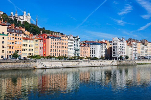 Hermosa vista del río Saona en la ciudad de Lyon, Francia.