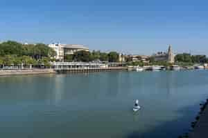 Foto gratuita hermosa vista del río en sevilla, españa.