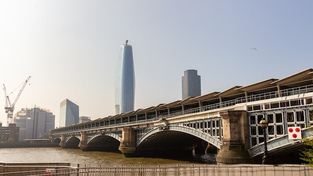 Hermosa vista del río Támesis en el paisaje urbano de Londres