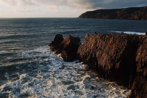 Hermosa vista de las rocas al atardecer con el océano de fondo