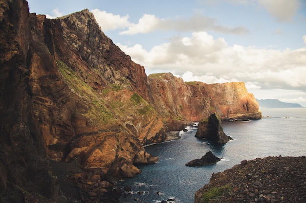 Hermosa vista de una ruta de senderismo en Ponta de Sao Lourenco, Canical, Madeira, Portugal