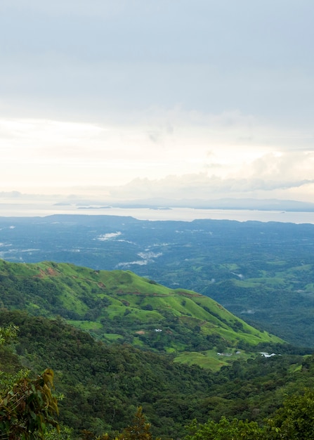 Hermosa vista de la selva costarricense desde la cima de la montaña