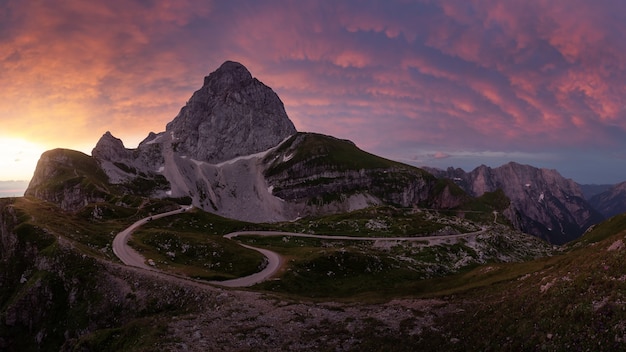 Hermosa vista del sillín Mangart, el Parque Nacional de Triglav, Eslovenia al atardecer