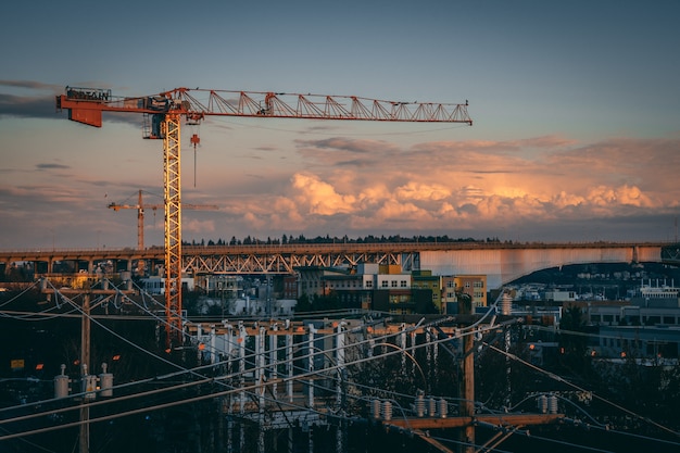 Hermosa vista de un sitio de construcción en una ciudad durante la puesta de sol