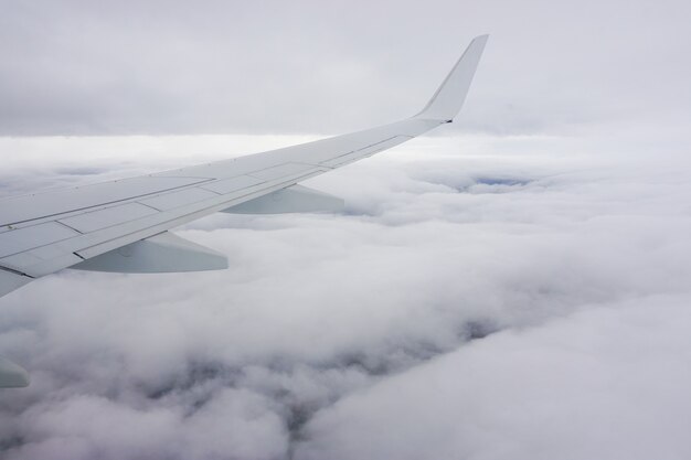 Hermosa vista sobre las nubes blancas desde la ventana del avión