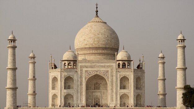 Hermosa vista del Taj Mahal durante el día con sombrío