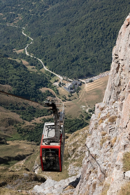 Foto gratuita hermosa vista del teleférico entre las montañas