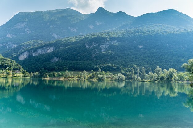 Hermosa vista del tranquilo lago de Tenno, ubicado en Trentino, Italia durante el día