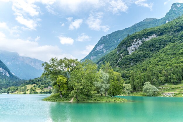 Hermosa vista del tranquilo lago de Tenno, ubicado en Trentino, Italia durante el día