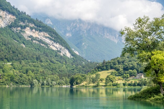Hermosa vista del tranquilo lago de Tenno, ubicado en Trentino, Italia durante el día