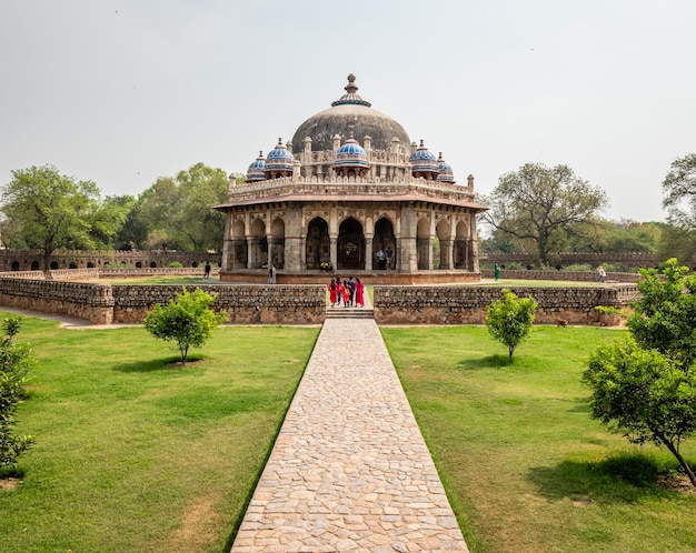 Hermosa vista de la tumba de Isa Khan Nueva India en un día soleado