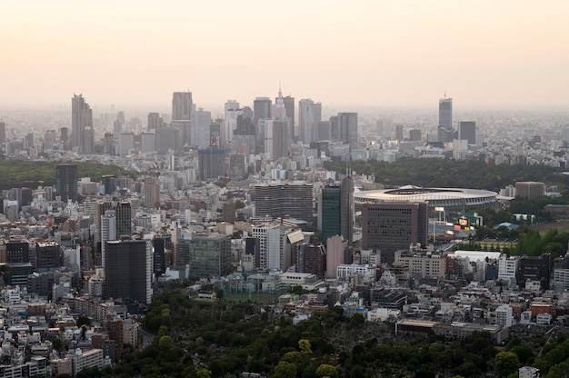 Hermosa vista urbana de alto ángulo con edificios altos