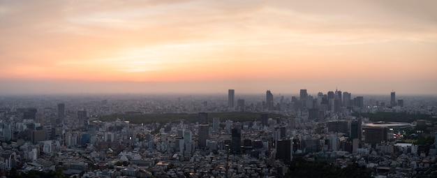 Hermosa vista urbana con edificios altos