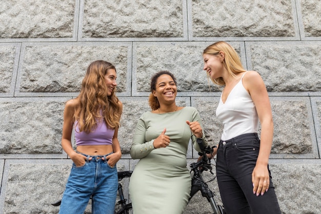 Hermosas amigas y una bicicleta vista baja