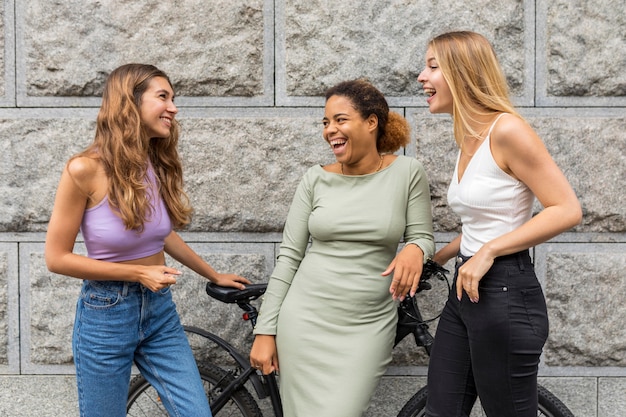 Foto gratuita hermosas amigas y una bicicleta