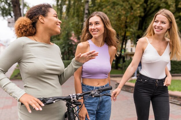 Hermosas amigas dando un paseo con la bicicleta