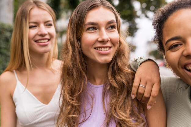 Hermosas amigas pasar tiempo juntos cerca