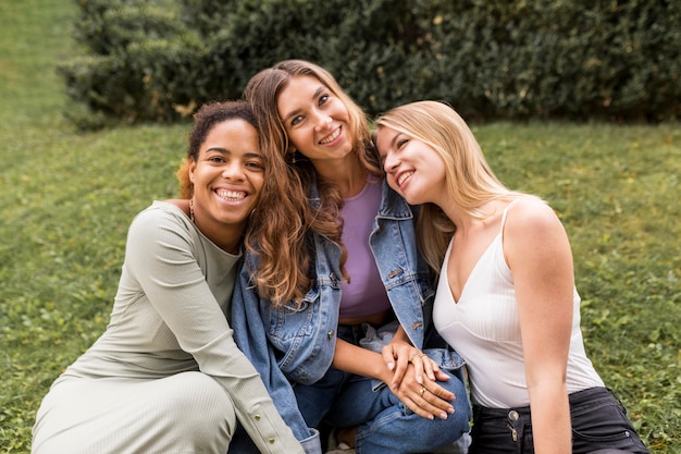 Foto gratuita hermosas amigas siendo lindas