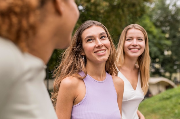 Hermosas amigas sonriendo en el parque