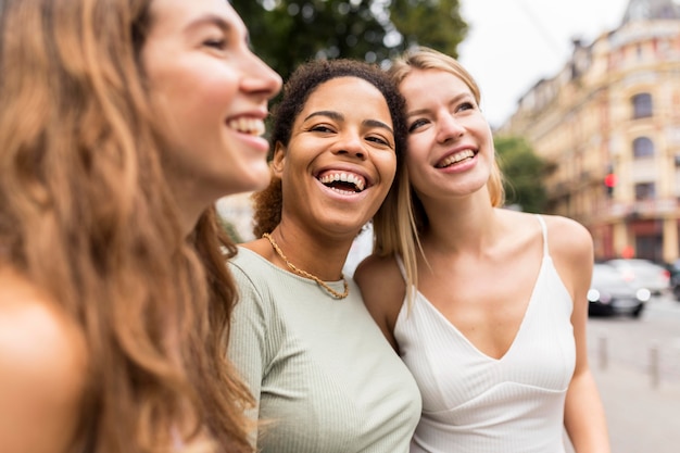 Foto gratuita hermosas amigas sonriendo y siendo feliz