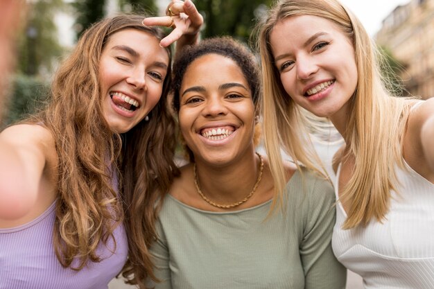 Hermosas amigas sonriendo vista frontal