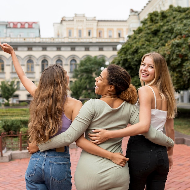 Foto gratuita hermosas amigas sosteniendo