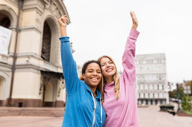 Foto gratuita hermosas amigas tomados de la mano en el aire