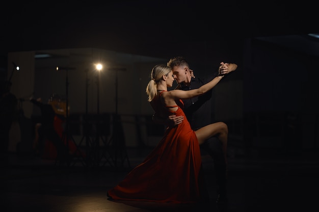 Hermosas bailarinas apasionadas bailando