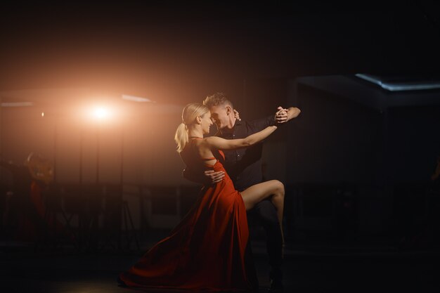 Hermosas bailarinas apasionadas bailando