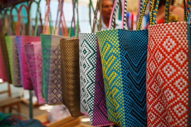 Hermosas bolsas hechas a mano vibrantes en una tienda