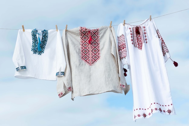 Hermosas camisas bordadas tradicionales al aire libre