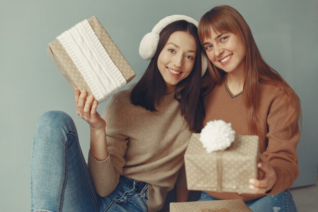 Hermosas chicas se divierten en un estudio con regalos