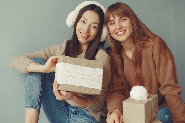 Hermosas chicas se divierten en un estudio con regalos