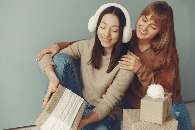 Hermosas chicas se divierten en un estudio con regalos