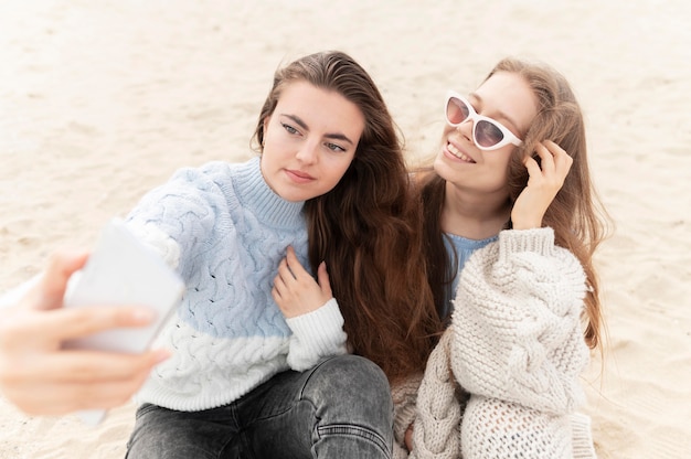 Hermosas chicas divirtiéndose en la playa