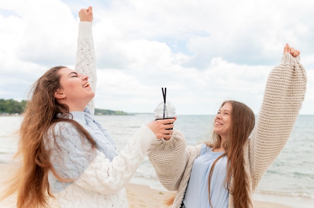 Hermosas chicas divirtiéndose en la playa