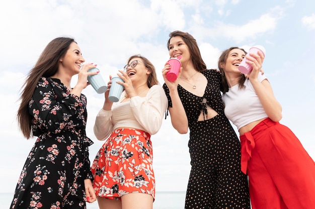 Hermosas chicas divirtiéndose en la playa